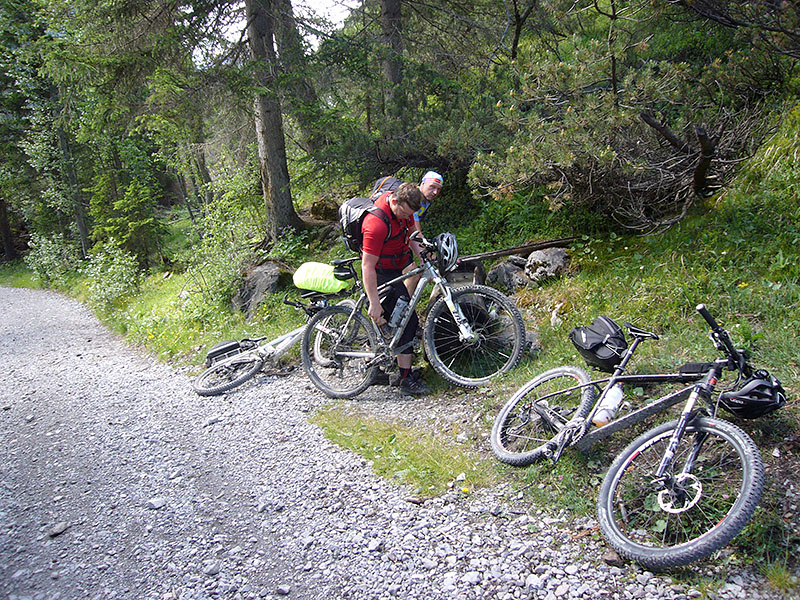 Pause an einem Brunnen