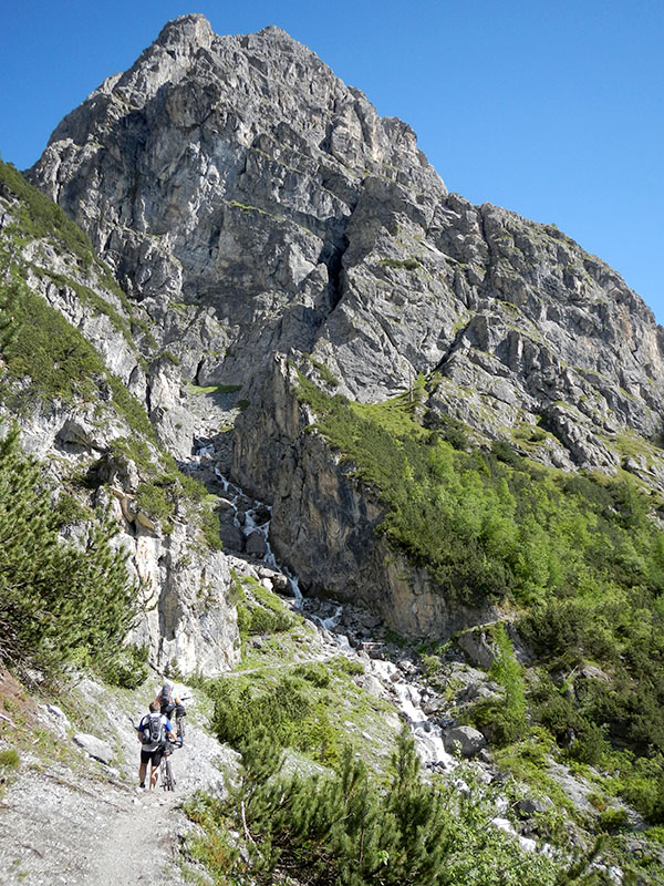 Der Weg wird nun wieder schmaler