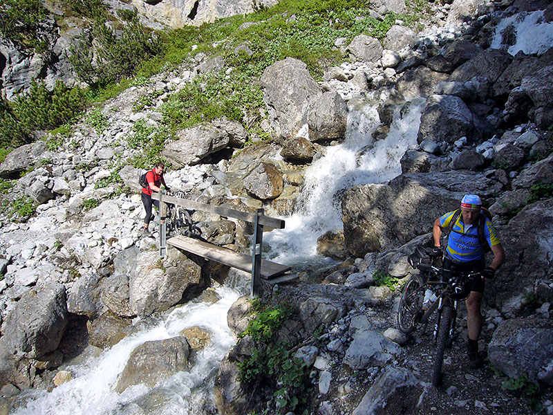 Die Br&uuml;cke hat noch ein Gel&auml;nder ...