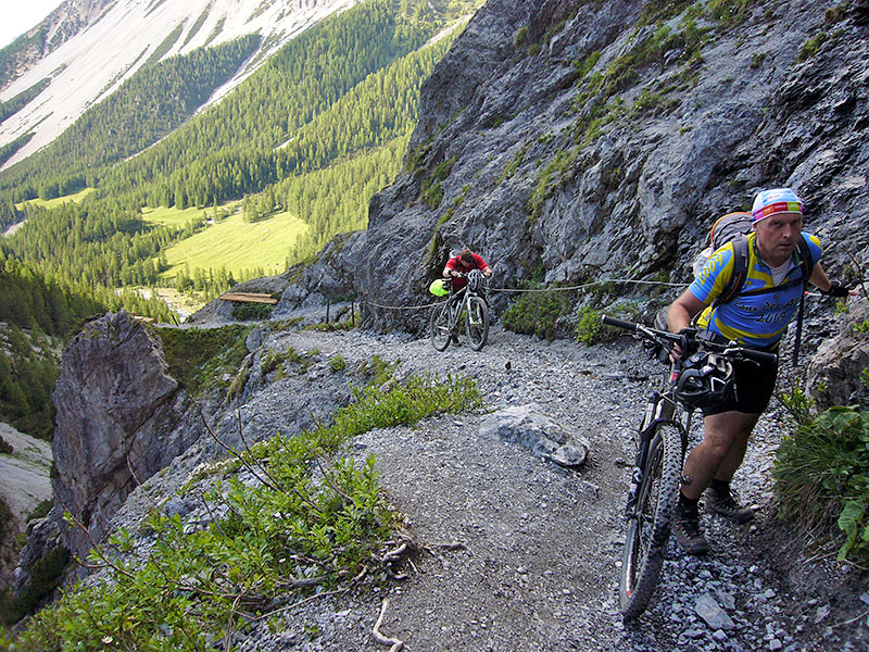 Reini ist nicht schwindelfrei und klammert sich fest