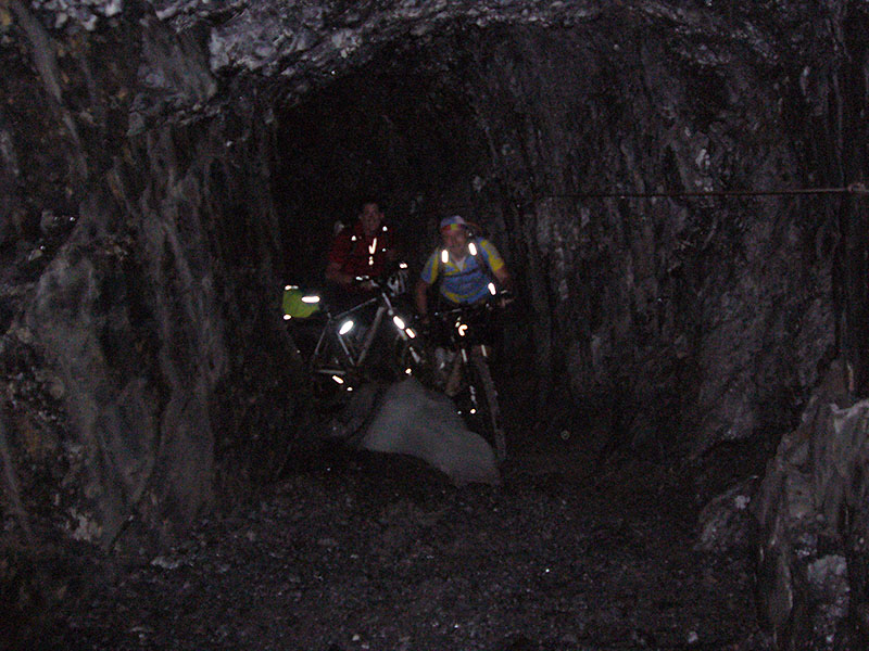 Im Tunnel ist es nicht nur stockdunkel, gro&szlig;e Eisbrocken versperren auch noch den Weg