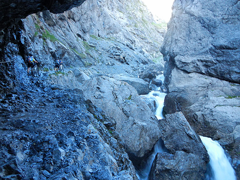 Die letzten Meter in der schattigen Schlucht ...