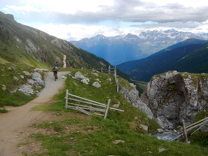 Nun geht es erstmal lange bergab