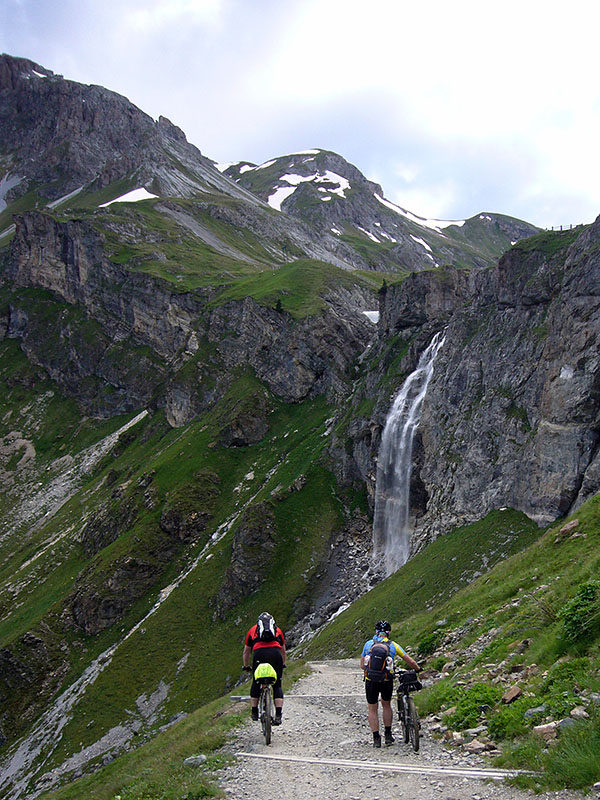Ein sch&ouml;ner Wasserfall liegt am Weg ...