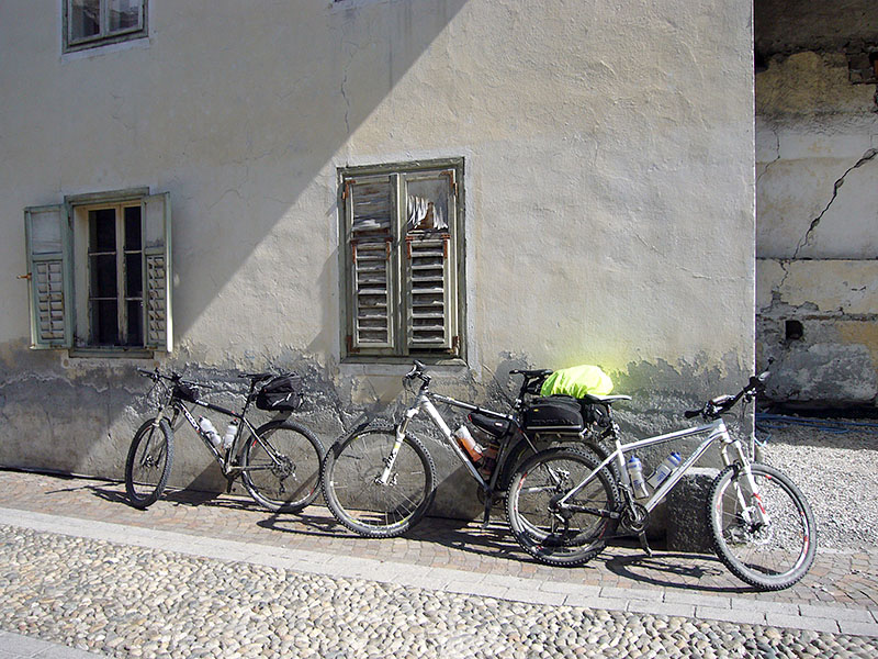 W&auml;hrend wir shoppen (oder es zumindest versuchen) warten die Drahtesel brav auf uns