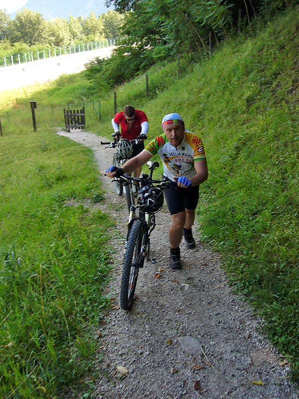 &Uuml;ber die steile Ziegenweide m&uuml;ssen wir schieben