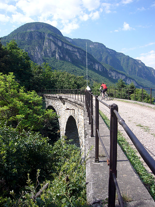 Auf dem alten Eisenbahnviadukt