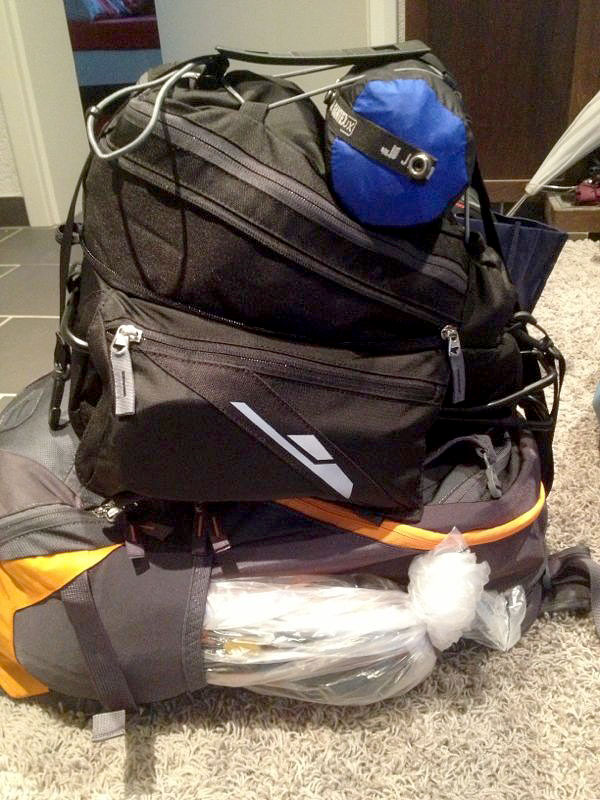 Hier Tasche und Rucksack aufeinander gelegt, soviel hatte jeder von uns dabei