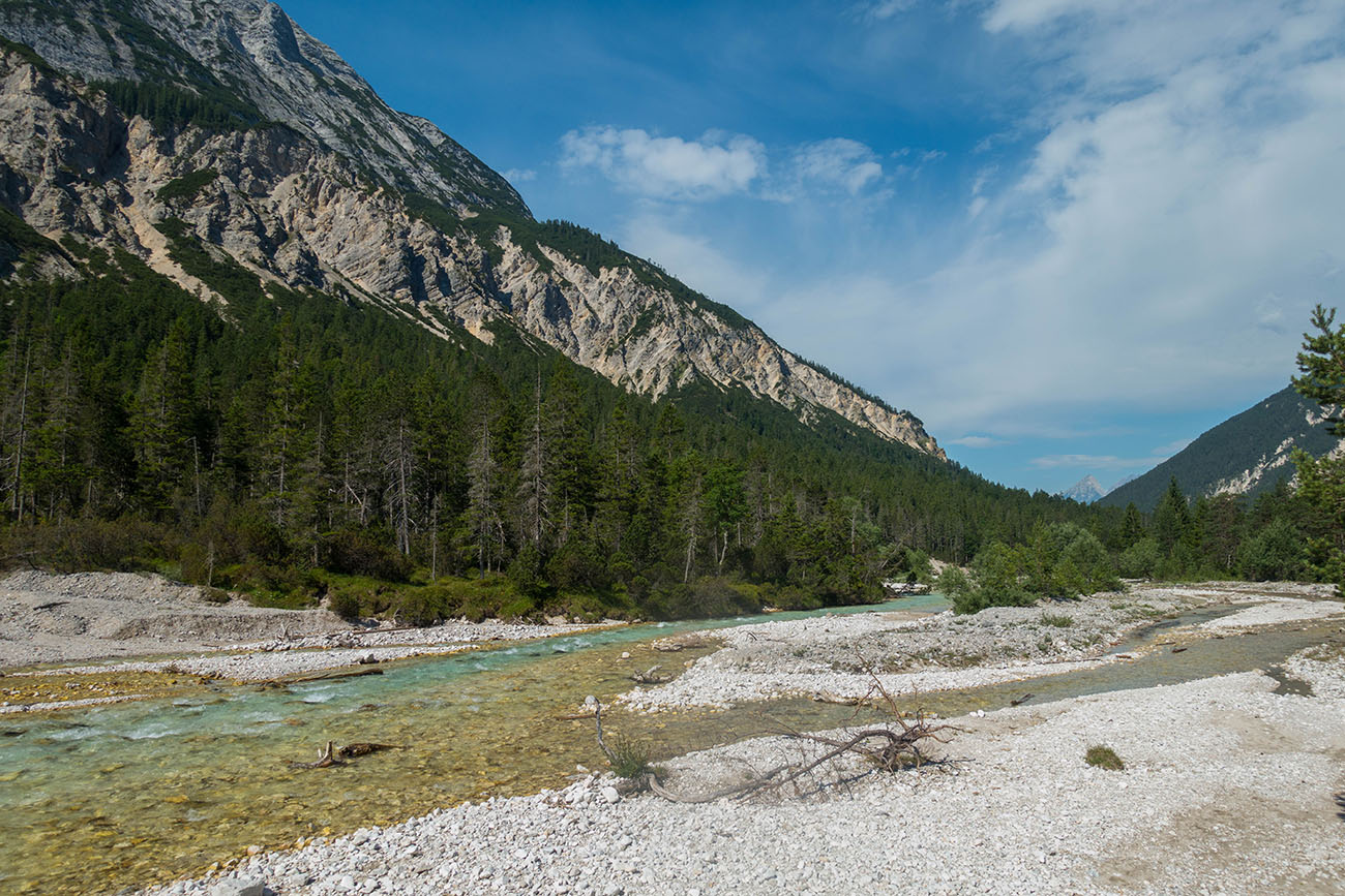 Die Isar flie&szlig;t Richtung Scharnitz 