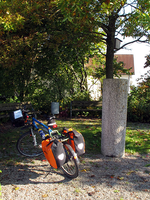 Eine (moderne) Stele am Wegesrand der Via Claudia Augusta