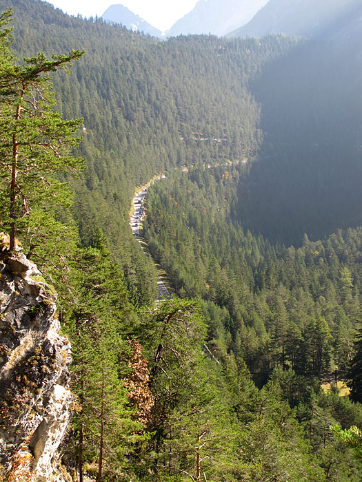 ... tief unten liegt die Fernpassstra&szlig;e