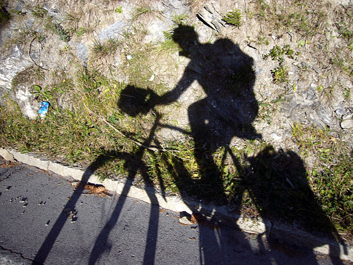 Bei der Auffahrt zur Norbertsh&ouml;he, &uuml;berholt mich mein Schatten ;-)