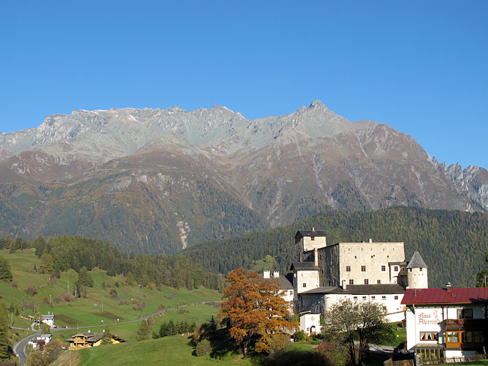 Burg Naudersberg vor der Samnaungruppe