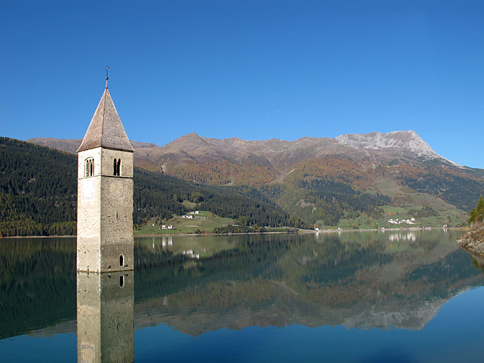 Der bekannte Kirchturm des &uuml;berfluteten Dorfes
