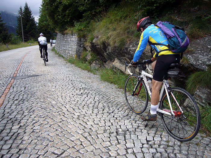 ... dann auf Kopfsteinpflaster - nichts f&uuml;r Weicheier!