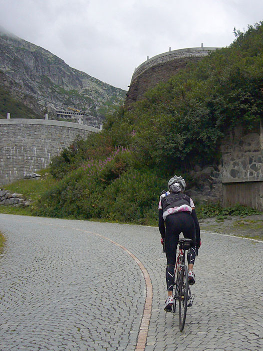 Gemauerte Kehren - das Popole des M&auml;dels vor uns ist aber auch sehenswert ;-)