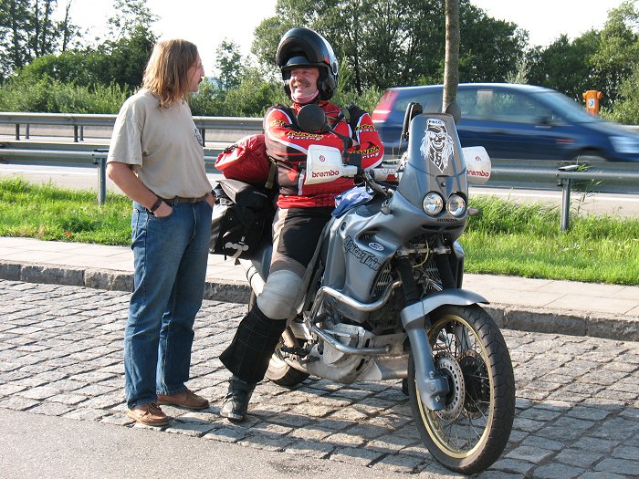 Carlo trifft zufällig Heiko, einen Bekannten aus dem Africa Twin Club