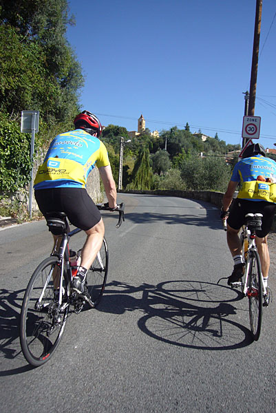 Wir halten auf den Ort Coaraze zu