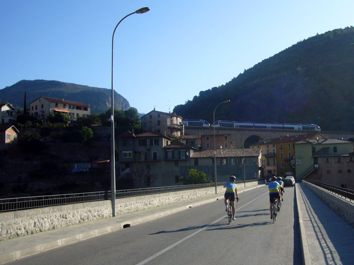 Alte Brücke und neuer Zug in L'Escarene