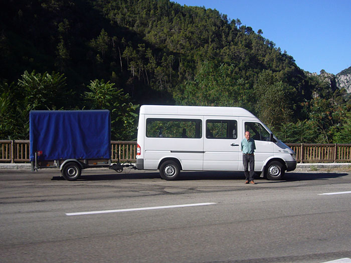 Der Streckenposten kontrolliert sein Mädel und seine Buben ;-)