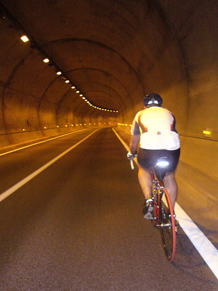 Ab und zu geht es durch einen Tunnel