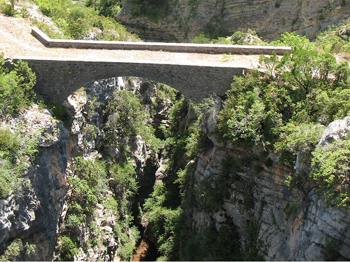 Brücke über eine Schlucht