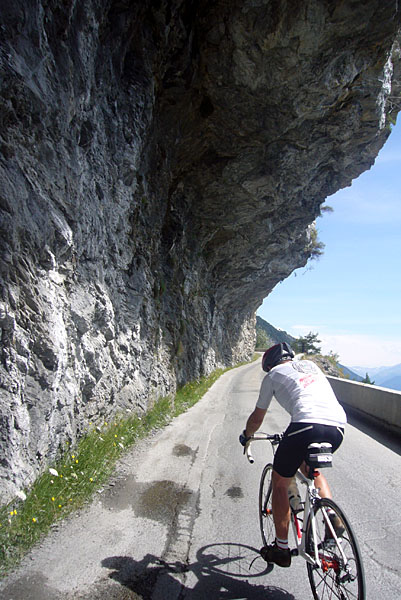 Überhängende Felsen würzen die Fahrt
