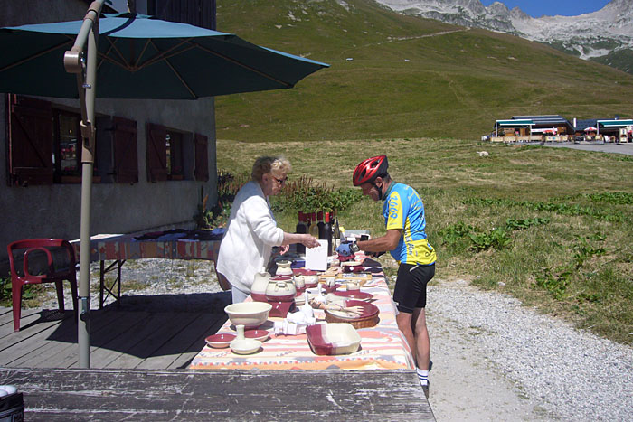 Hanspeter kauft Souvenirs. Der Tisch im Vordergrund ist leer, weil da schon ein anderer über denselben gezogen wurde ;-)