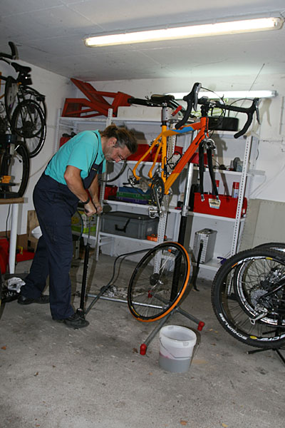 Neue Reifen und Schläuche werden aufgezogen