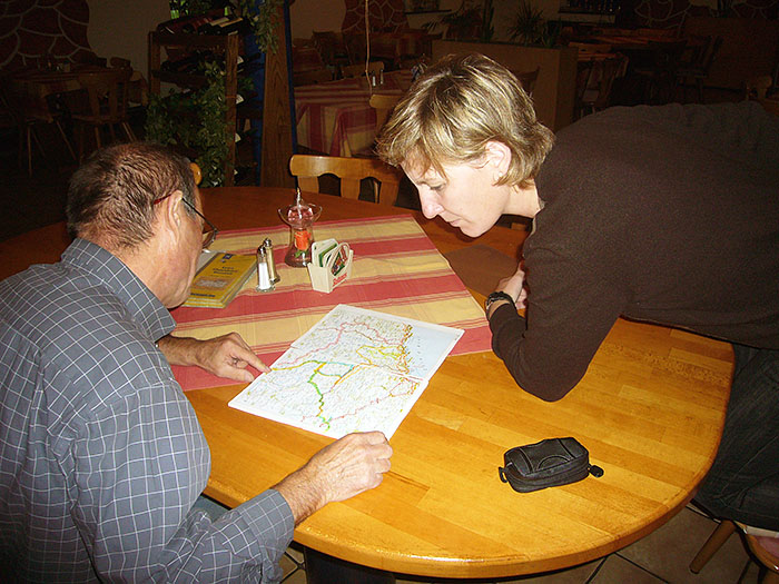Hanspeter erläutert die Fahrstrecke
