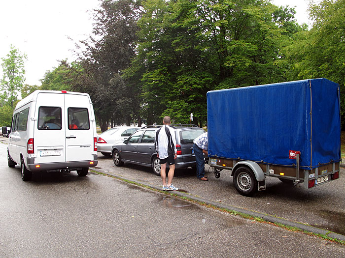 Joachim und Carlo haben den Bus geholt, Hanspeter bringt den Anhänger