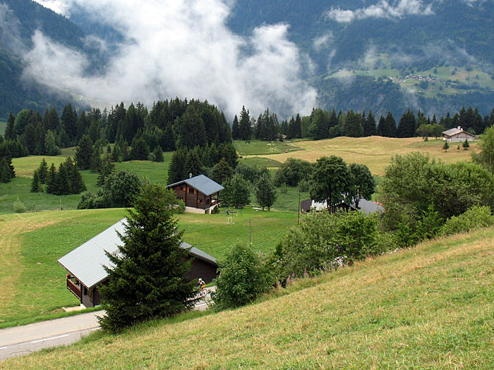 Nebelschwaden verlassen das Tal