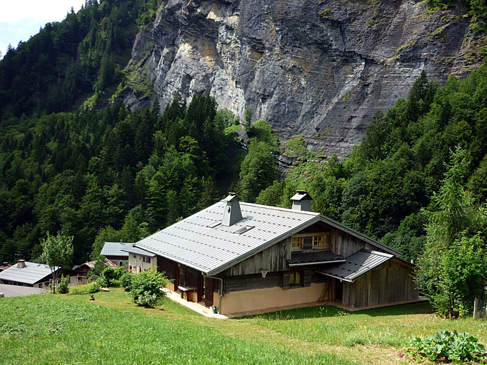 Haus vor der Felswand