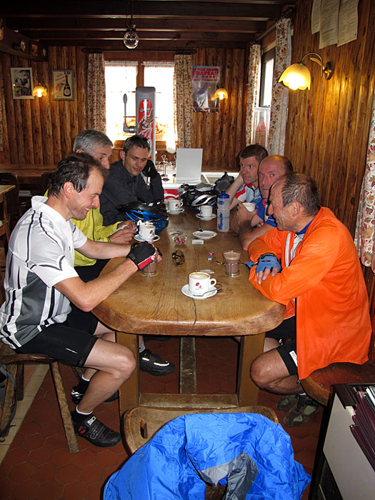 Die ganze Meute am Tisch