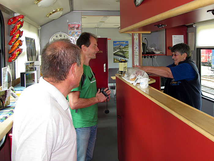 Unterhalb des Furka Passes besuchen wir drei Etappenbrecher mit dem Auto die Schmalspur-Dampfbahn