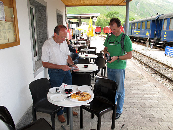 Wir kaufen nicht nur, sondern essen den Kuchen natürlich auch ;-)