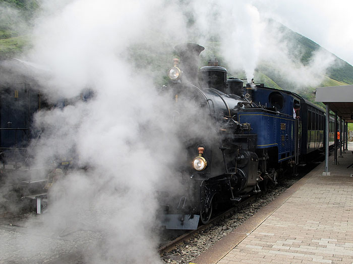 Das Pfeifen hört man hier nicht, aber man sieht den Dampf aus derselben herausschießen