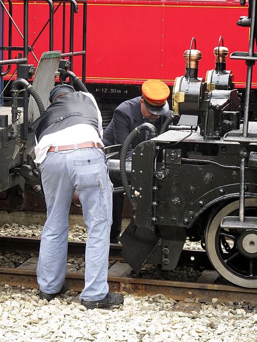 ... und die Bremsleitungen angeschlossen