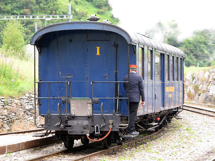 ... und zieht mit den Wagen davon