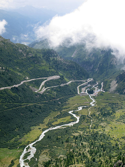 Straße nach Gletsch hinunter