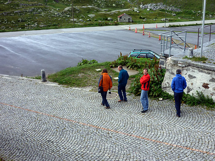 ... zum großen Teil auf Kopfsteinpflaster