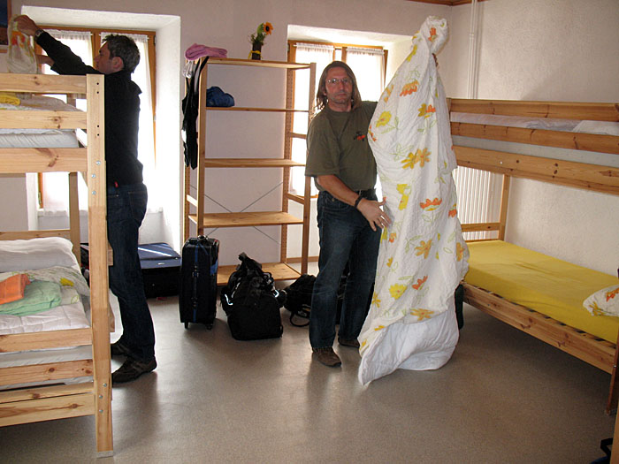 ... die Betten selbst beziehen