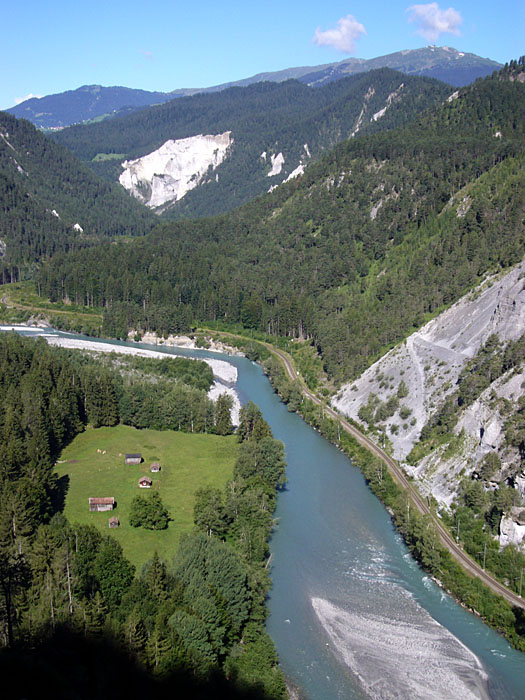 ... und links fällt es tief hinab