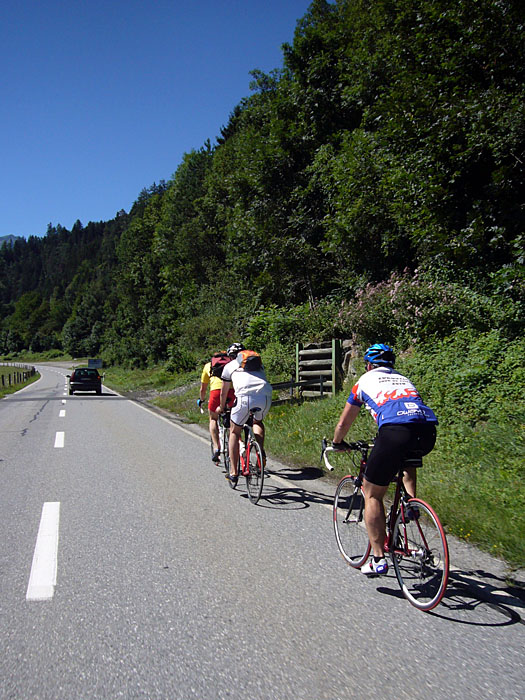 Die beiden Radler da vorne hatten wir auch bald niedergestrampelt ;-)