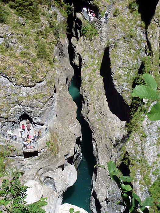 Über Treppen und Tunnel kann man sich in die Tiefe begeben