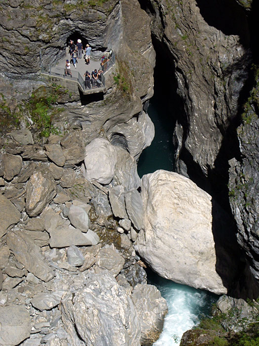 Wer hat den Stein da runter geworfen?