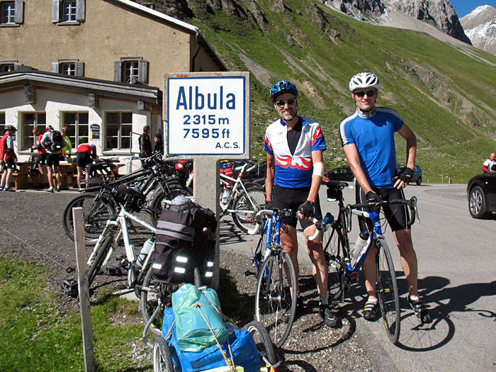 Sepp und Jürgen vergnügen sich zur gleichen Zeit auf der Albula Passhöhe
