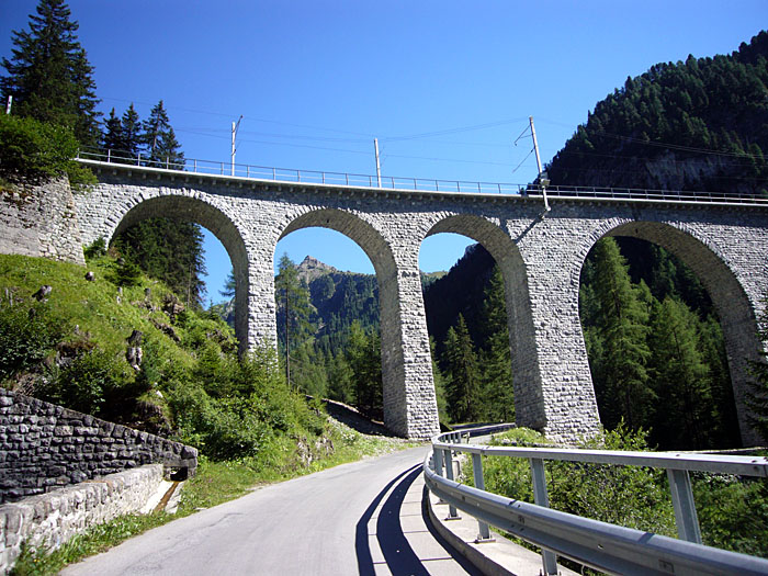 ... kreuzt man ständig den Schienenverlauf der Gletscherbahn ...