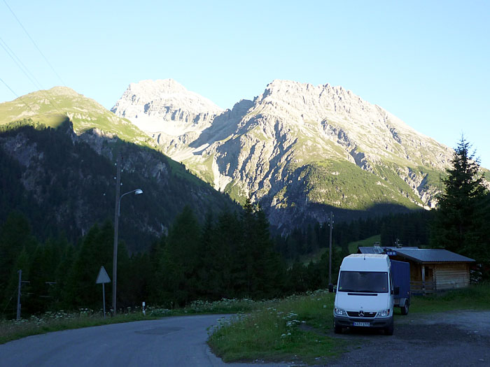 Sonnenaufgang, die ersten unruhigen Seelen geistern schon draußen herum