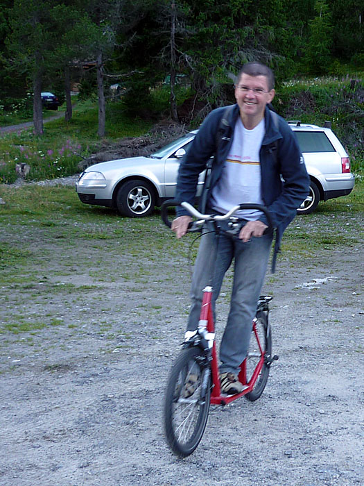 ... komisch, rollt auch ohne Pedale?! ;-)